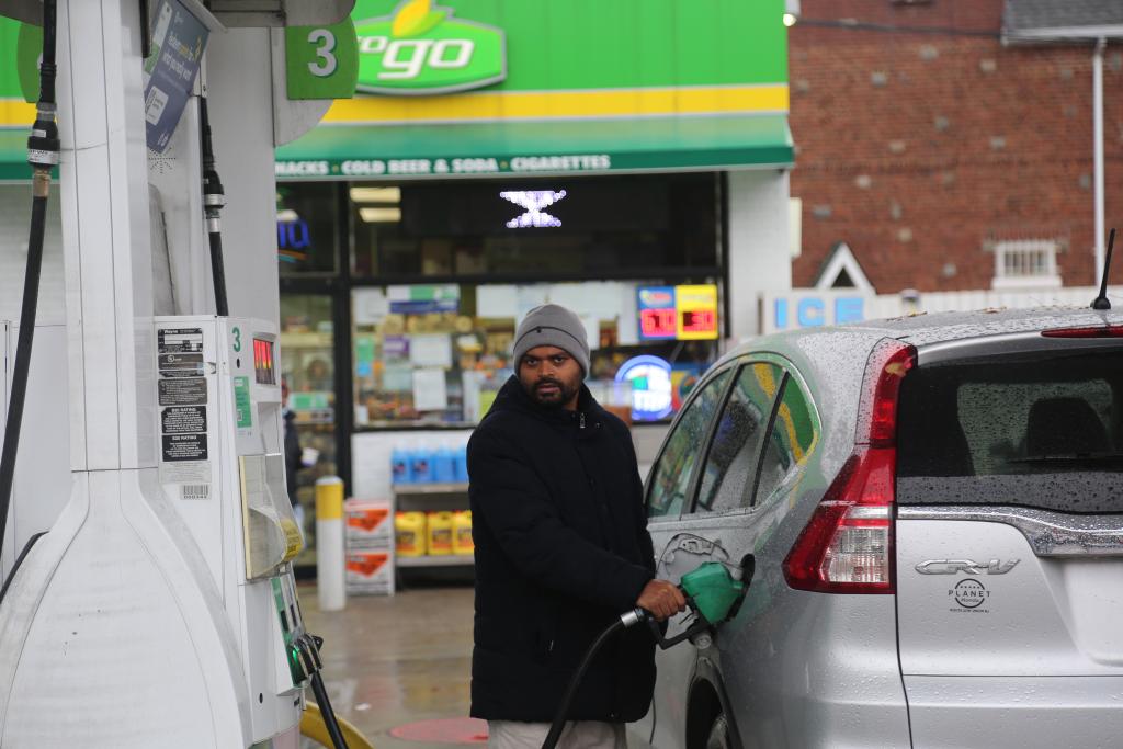 2024年12月11日，一名男子在美國(guó)紐約一處加油站加油。新華社記者劉亞南 攝