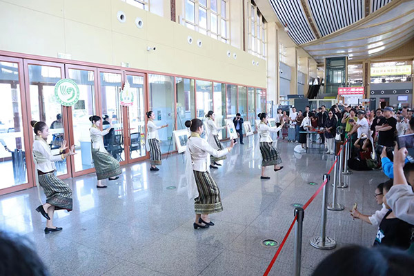 演員在中老鐵路瑯勃拉邦車站表演節(jié)目。蓬屏攝