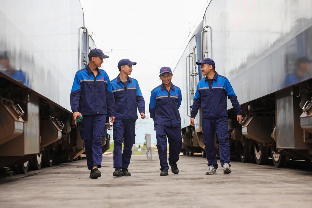 2024年9月9日，來自中國、老撾的師徒4人在中老鐵路萬象運(yùn)營管理中心的機(jī)車檢修庫內(nèi)。新華社發(fā)（楊永全攝）