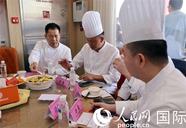 評委正在品嘗菜品并打分。人民網(wǎng)記者 管克江攝