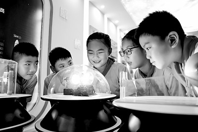 江西省南昌市青云客航天科創(chuàng)空間青少年科普館，孩子們在觀察光壓傳動試驗。鮑贛生攝/光明圖片