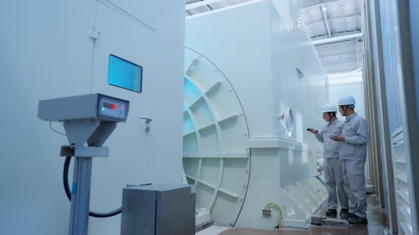 工作人員檢查300兆瓦壓氣儲能示范工程發(fā)電機(jī)。受訪者供圖