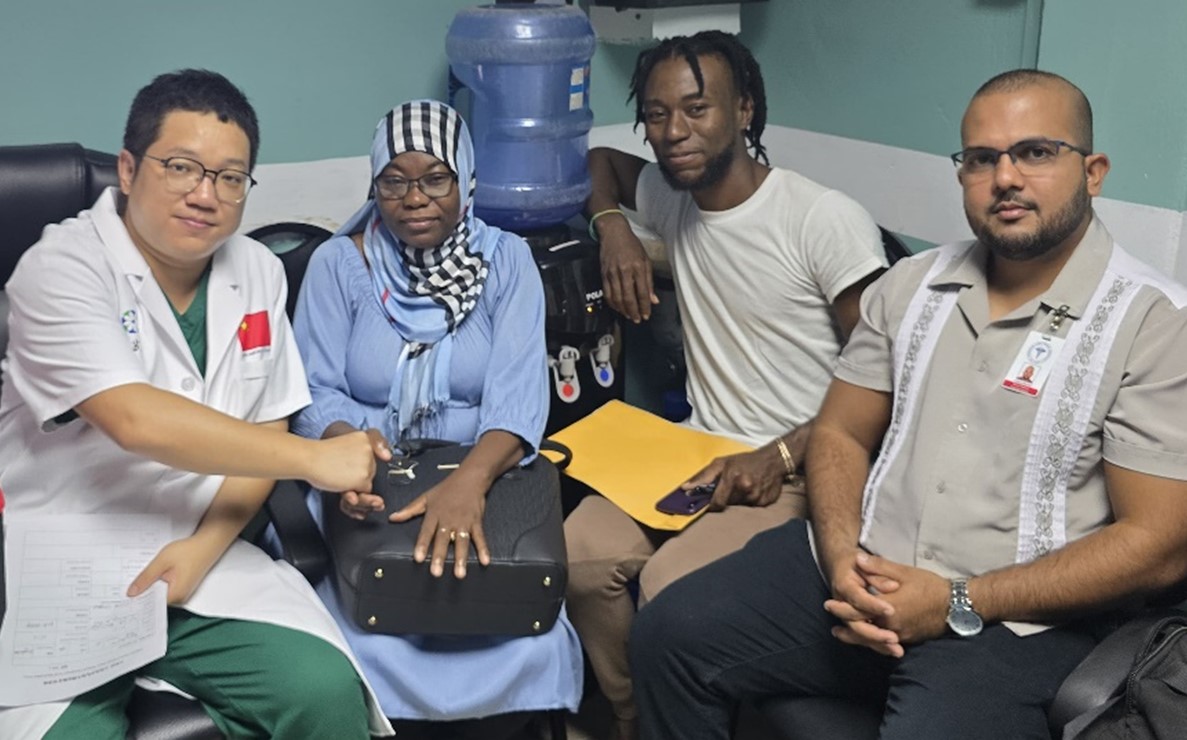 第20期中國援圭亞那醫(yī)療隊成員與患者及其家屬合影。第20期中國援圭亞那醫(yī)療隊供圖