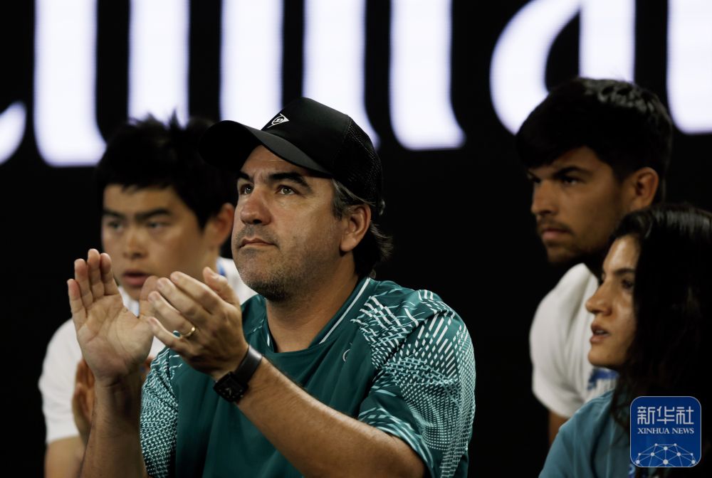 ↑鄭欽文的教練丹特·博蒂尼（中）在場邊觀賽。新華社記者 馬平 攝