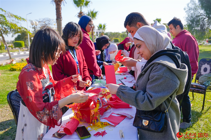 學(xué)生們踴躍參與中國文化體驗活動。人民網(wǎng) 塔里克·易卜拉欣攝