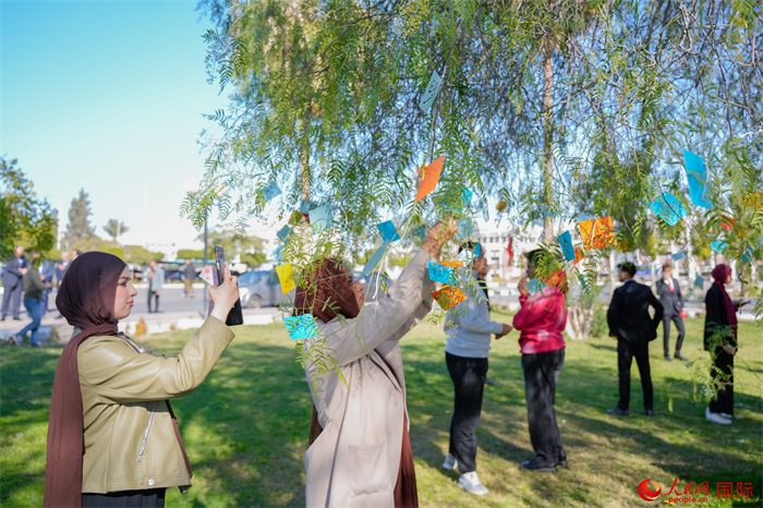 學(xué)生們踴躍參與中國文化體驗活動。人民網(wǎng) 塔里克·易卜拉欣攝