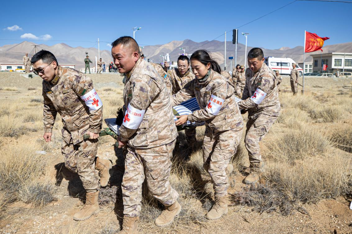 1月9日，日喀則定日縣長(zhǎng)所鄉(xiāng)，西藏軍區(qū)總醫(yī)院醫(yī)療隊(duì)隊(duì)員將受傷村民用擔(dān)架從救護(hù)車準(zhǔn)備抬上直升機(jī)，轉(zhuǎn)運(yùn)至拉薩的西藏軍區(qū)總醫(yī)院救治。人民日?qǐng)?bào)記者張武軍攝