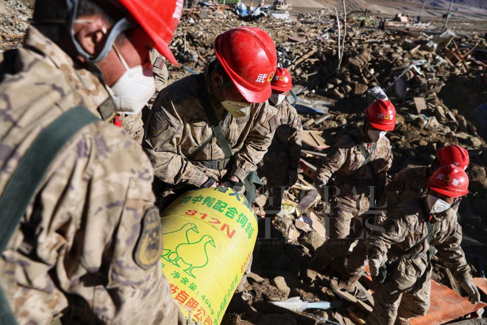 1月10日，定日縣長(zhǎng)所鄉(xiāng)古榮村，武警官兵幫助受災(zāi)群眾整理廢墟，搶救被掩埋的物資。環(huán)球時(shí)報(bào)記者崔萌攝