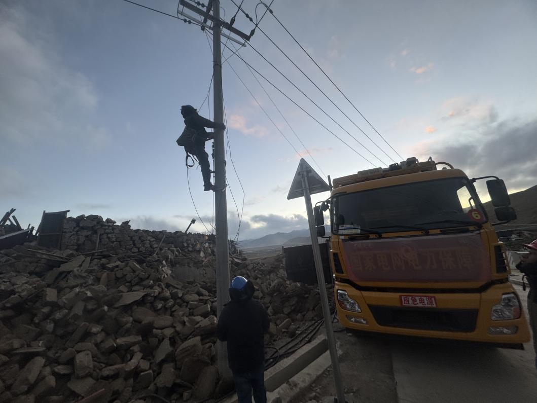 1月10日，定日縣長(zhǎng)所鄉(xiāng)，國(guó)家電網(wǎng)西藏電力員工正在搶修災(zāi)區(qū)受損線路。人民日?qǐng)?bào)記者宋豪新攝