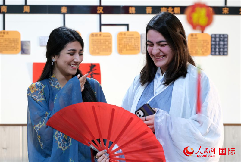 兩名參加活動的學生。人民網(wǎng)伊納斯·易卜拉欣攝