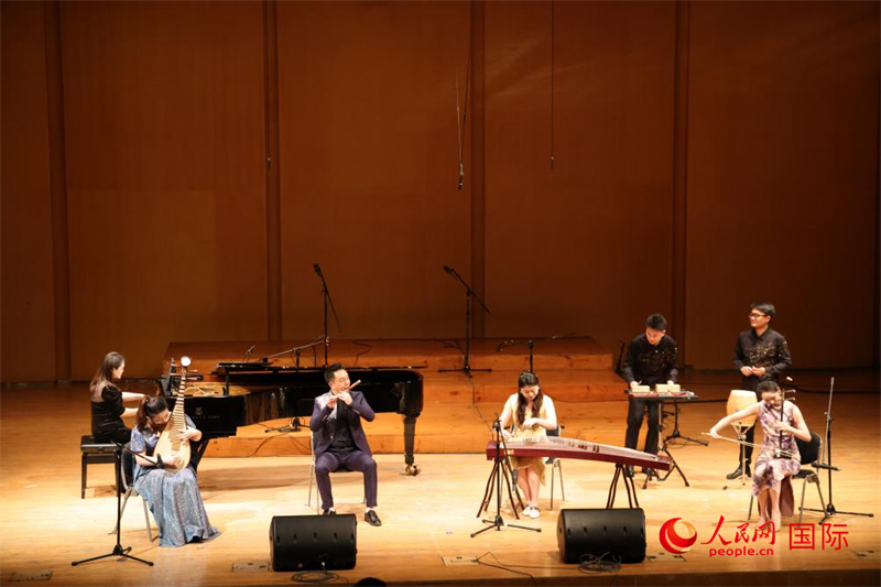 來自云南藝術學院的音樂家在演奏《金蛇狂舞》。人民網(wǎng)記者 楊一攝