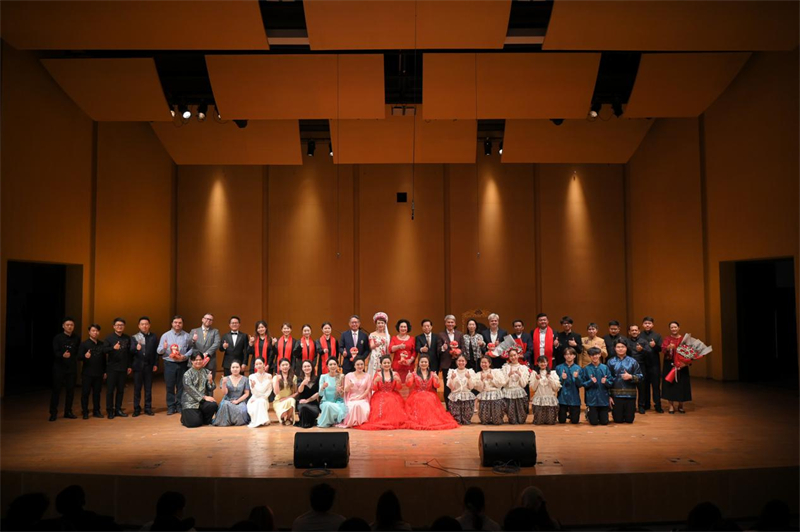 音樂會嘉賓與表演者集體合影?；顒又鬓k方供圖