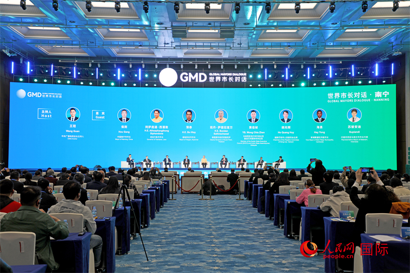 “世界市長對話·南寧”活動(dòng)現(xiàn)場，中國和東盟國家多位市長或代表參加座談分享。人民網(wǎng)記者趙益普攝