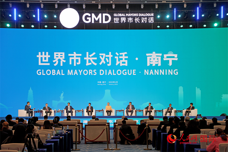 “世界市長對話·南寧”活動(dòng)現(xiàn)場，中國和東盟國家多位市長或代表參加座談分享。人民網(wǎng)記者 趙益普攝