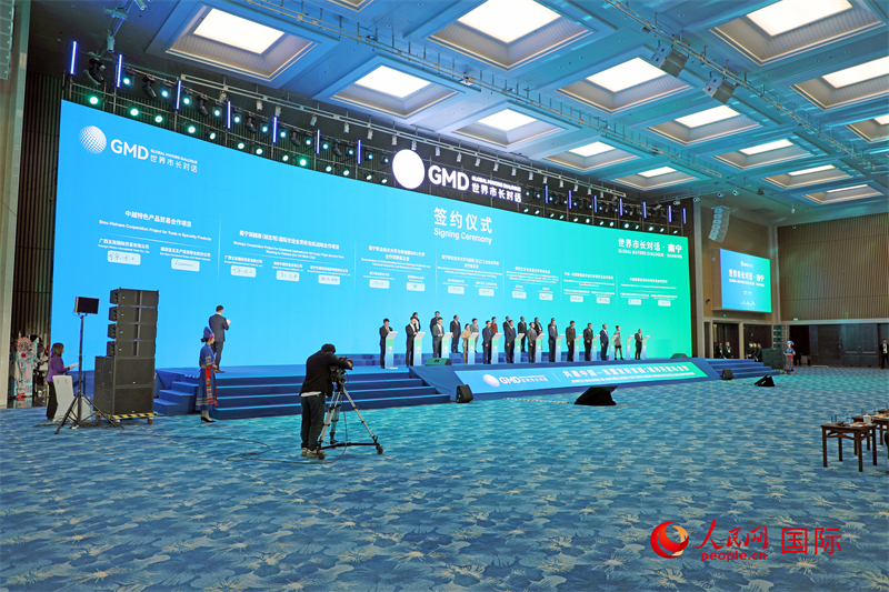 活動(dòng)現(xiàn)場舉行的中國同東盟國家交流合作項(xiàng)目簽約。人民網(wǎng)記者趙益普攝