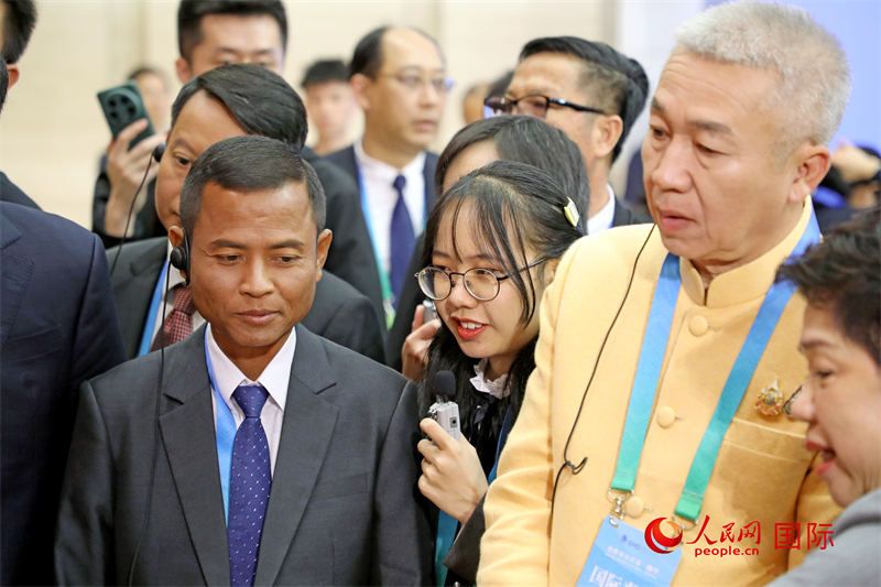 東盟國家市長在觀看、體驗(yàn)?zāi)蠈幏沁z展示。人民網(wǎng)記者 趙益普攝