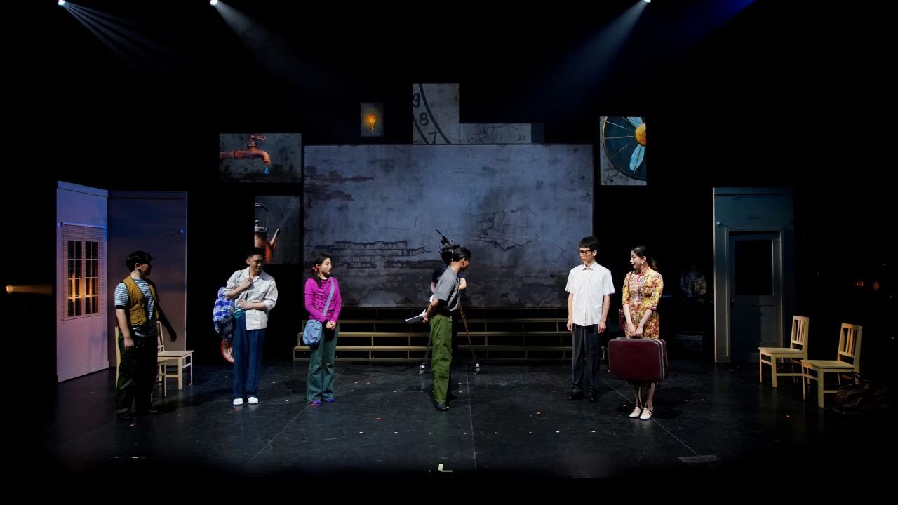 話劇《布吉出租屋》劇照。中國國家話劇院供圖