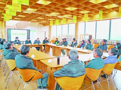 各種形式的民主協(xié)商議事會在余杭區(qū)落地生花。圖為黃湖鎮(zhèn)就共富工坊工作召開未來鄉(xiāng)村議事會。資料圖片