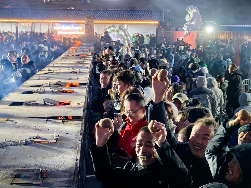 烏蘭哈達火山腳下“千人烤土豆”。人民網(wǎng)記者 苗陽攝