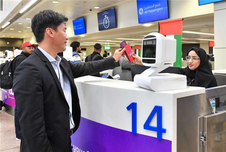 1月22日，迪拜免稅店聯(lián)合迪拜移民局向入境中國旅客贈送新年賀禮。迪拜移民局供圖