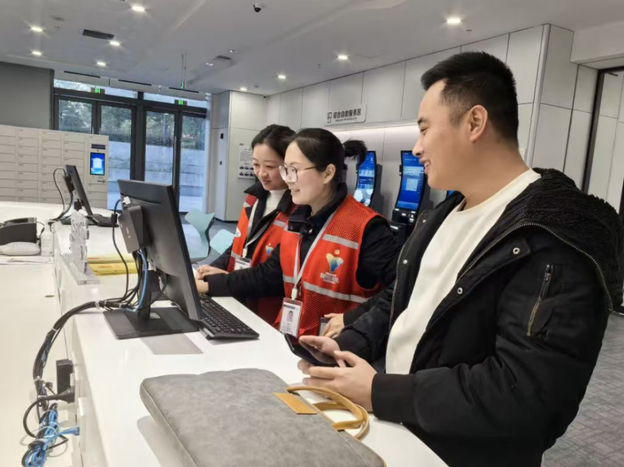 工作人員幫助企業(yè)辦理遷移申請網(wǎng)上填報(bào)。圖片來源：浙江衢州市市場監(jiān)督管理局