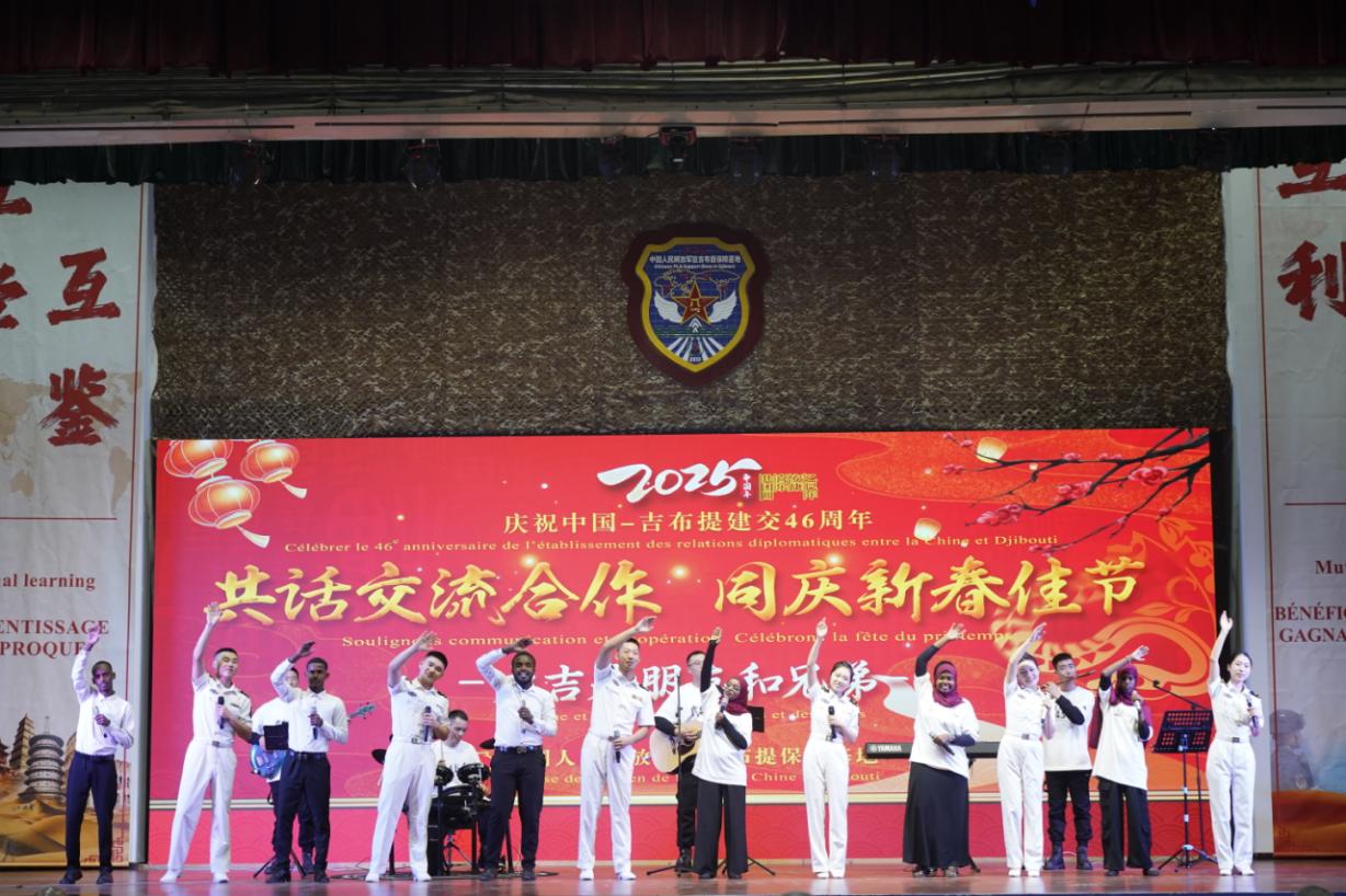 中吉兩國(guó)嘉賓合唱《友誼地久天長(zhǎng)》。主辦方供圖