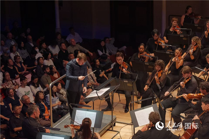 奧克蘭市政廳《空?！方豁懬莩霈F(xiàn)場。張波若攝