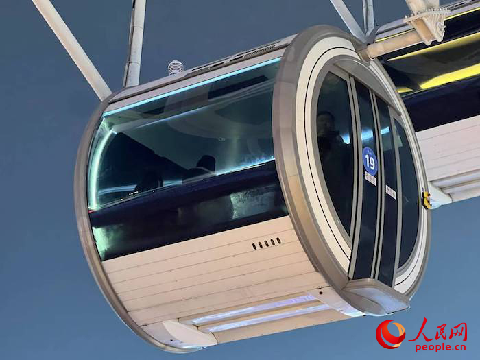 安裝了四要素微型氣象站的摩天輪轎廂。人民網(wǎng) 高清揚(yáng)攝