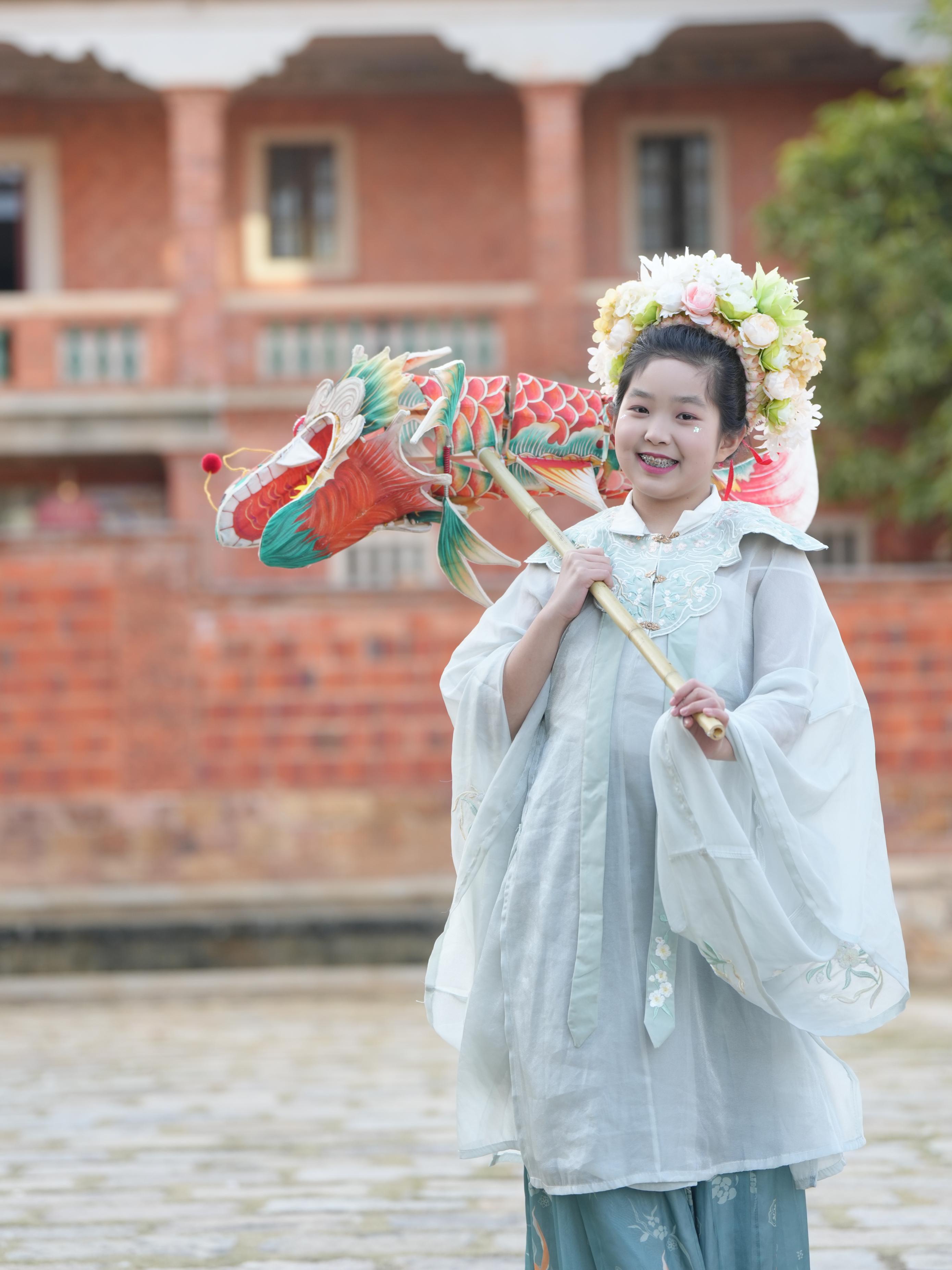 在泉州，沈女士為女兒拍下頭戴簪花的照片。受訪者供圖