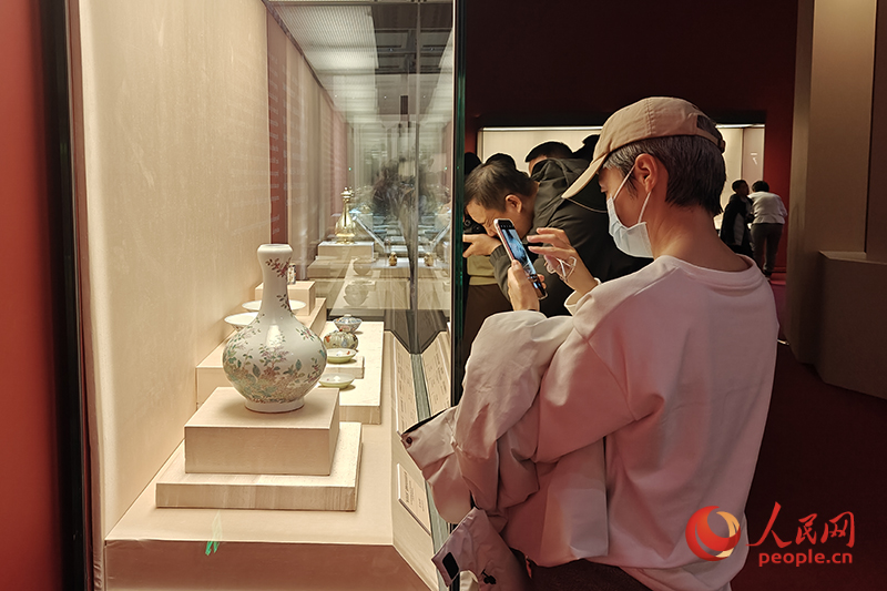 觀眾正在中國國家博物館參觀展覽。人民網(wǎng)記者 韋衍行攝