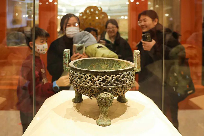 “尋蛇——藏在山西博物院里的蛇”展出的蟠蛇紋鏤空鼎。山西博物院供圖