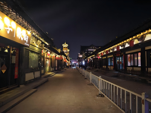 道歉公告發(fā)布后，夜晚10時的古城。人民網(wǎng)記者 黃鈺攝