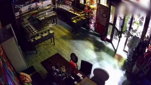 網(wǎng)傳“破門亮燈”畫面。網(wǎng)絡視頻截圖