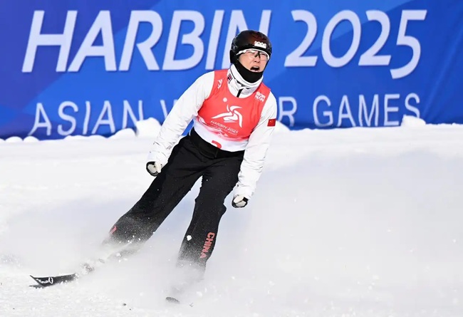 2月9日，徐夢桃在完成動作后慶祝。新華社記者 夏一方攝
