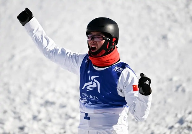 2月9日，李心鵬在比賽后慶祝。新華社記者 夏一方攝