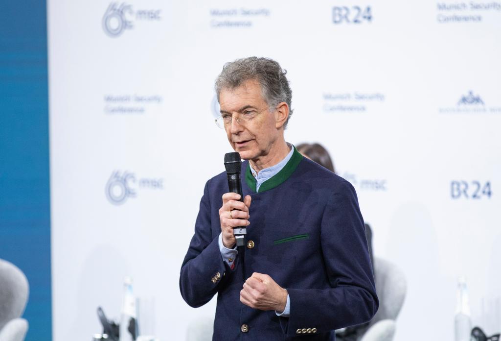 2024年2月18日，慕安會(huì)主席克里斯托夫·霍伊斯根在德國(guó)慕尼黑舉行的第60屆慕尼黑安全會(huì)議上發(fā)表閉幕致辭。新華社記者 張帆 攝