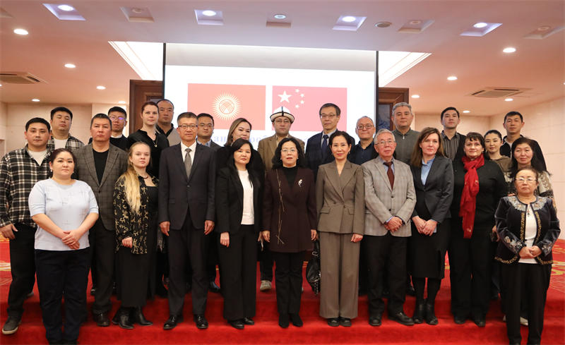 與會(huì)人員合影。中國(guó)駐吉爾吉斯斯坦使館供圖