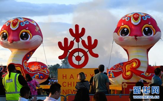 圖為游客在2025年奧克蘭元宵燈節(jié)游覽。（圖片由奧克蘭中國文化中心提供）