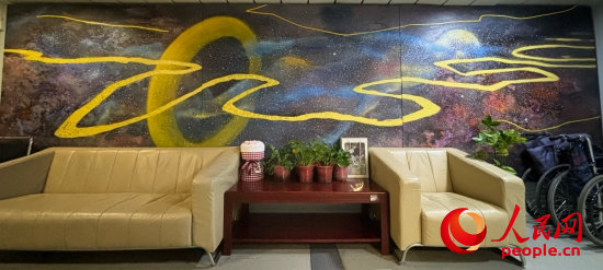 清華長(zhǎng)庚醫(yī)院掛著一幅名為“生命長(zhǎng)河”的畫，家屬將離世親人的名字寫在上面。人民網(wǎng) 陳葉欣攝