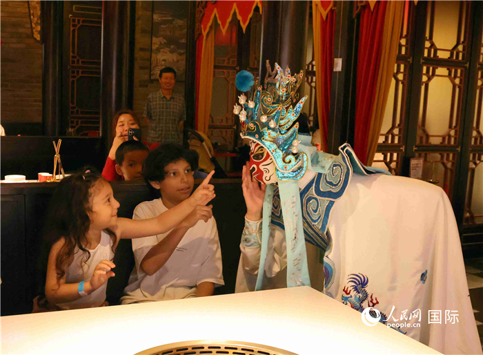 迪拜火鍋店里的川劇變臉表演。 人民網(wǎng)記者 管克江攝