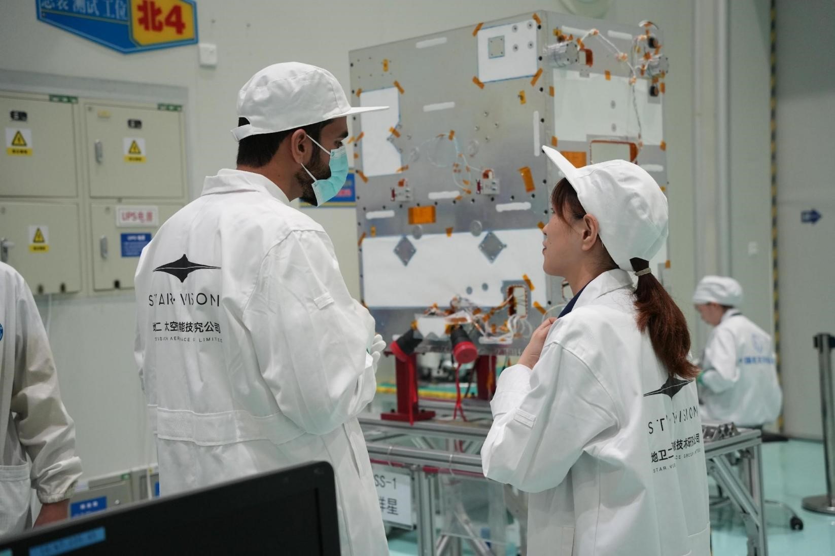 阿曼技術(shù)人員在中國接受培訓(xùn)。阿曼蘭斯航天公司供圖