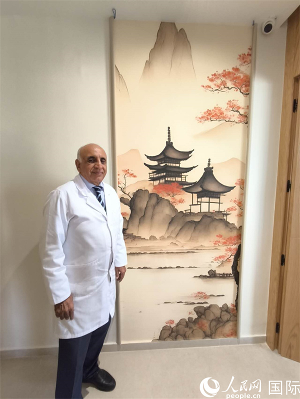 哈利勒的診所中國元素很濃。人民網(wǎng)記者 黃培昭攝