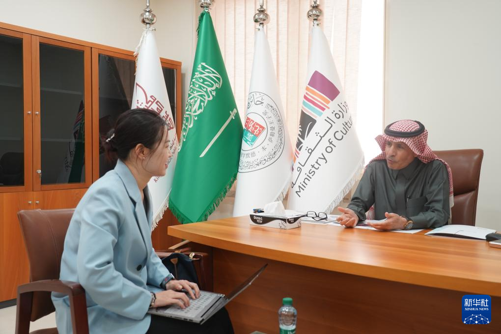 2月19日，“穆罕默德·本·薩勒曼王子沙特-中國文化合作獎”（簡稱“穆罕默德·本·薩勒曼王子獎”）秘書長阿卜杜勒·穆赫辛·阿基利（右）在沙特首都利雅得接受新華社記者專訪。新華社記者 尹炣 攝