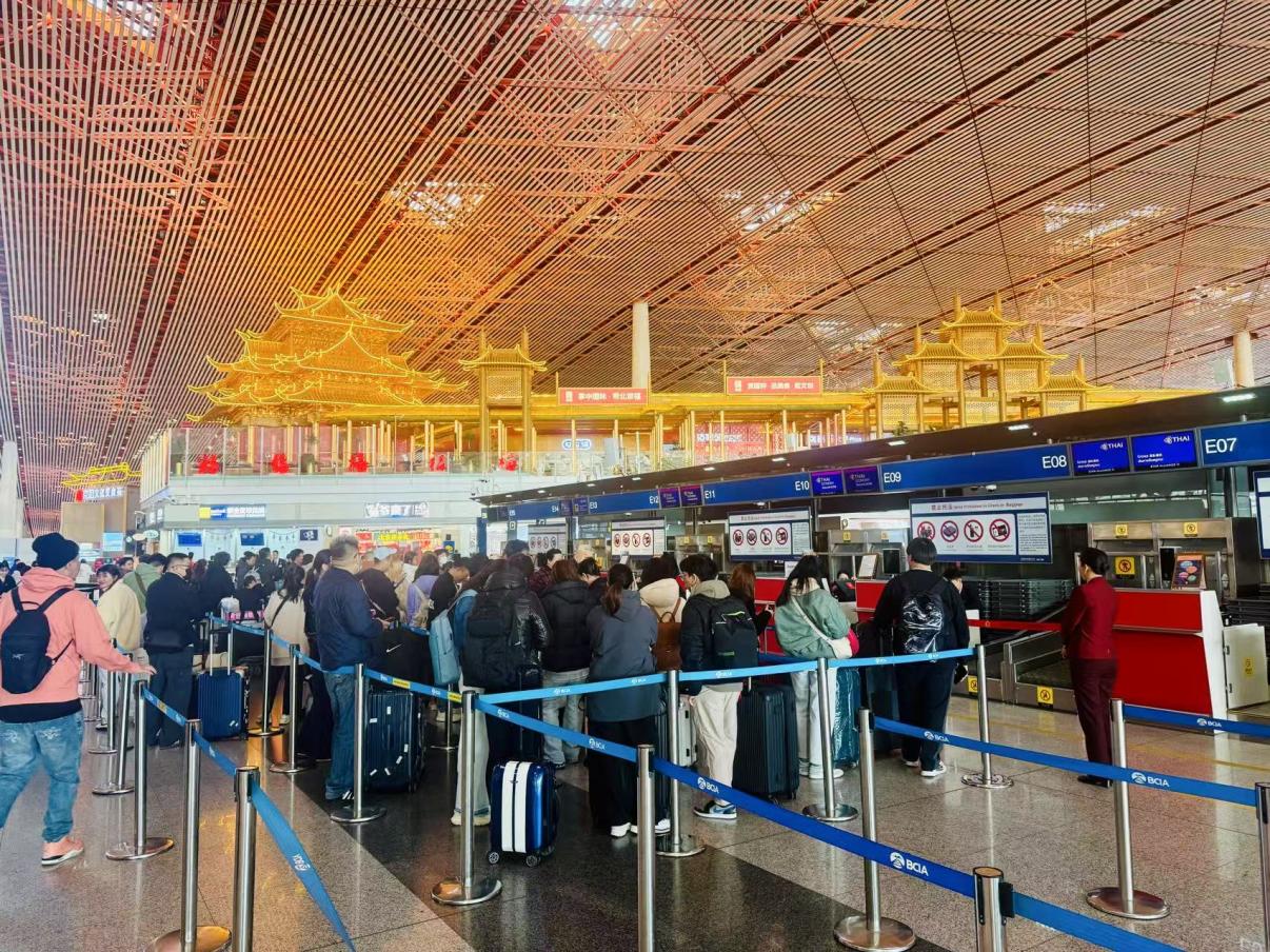 旅客在首都機(jī)場值機(jī)柜臺辦理乘機(jī)手續(xù)。人民網(wǎng)記者 喬雪峰攝