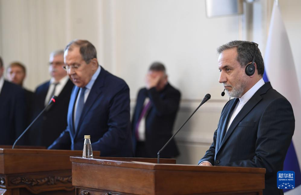 2月25日，在伊朗德黑蘭，伊朗外交部長(zhǎng)阿拉格齊（右）與俄羅斯外長(zhǎng)拉夫羅夫出席聯(lián)合新聞發(fā)布會(huì)。新華社記者 沙達(dá)提 攝