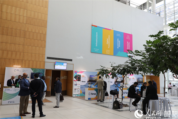 第5屆“共同金融”峰會(huì)在南非開普敦國(guó)際會(huì)議中心開幕。圖為與會(huì)嘉賓正在交談。人民網(wǎng)記者 戴楷然攝