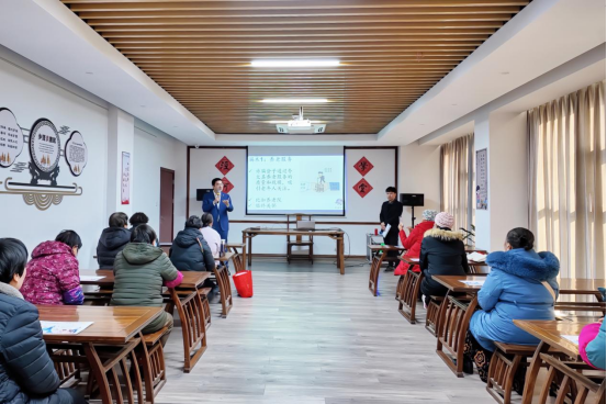 實(shí)踐支隊隊員在涇河村進(jìn)行反詐宣講。學(xué)校供圖