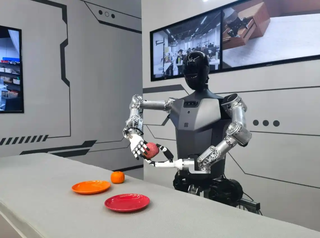 △2025年2月24日，北京“機器人大世界”展出的機器人正在完成日常家務。