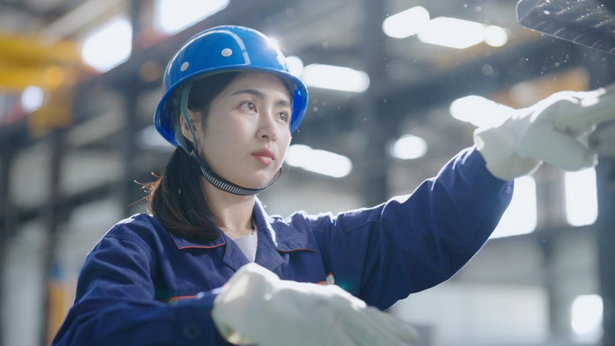 老中鐵路有限公司萬象運(yùn)營管理中心機(jī)輛車間希達(dá)在工作中。老中鐵路有限公司供圖