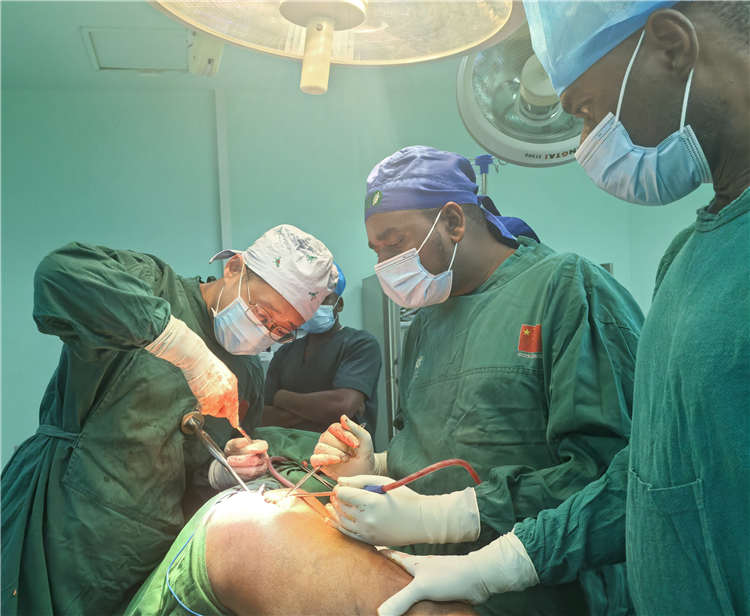 王磊醫(yī)師手術中。中國援桑醫(yī)療隊供圖